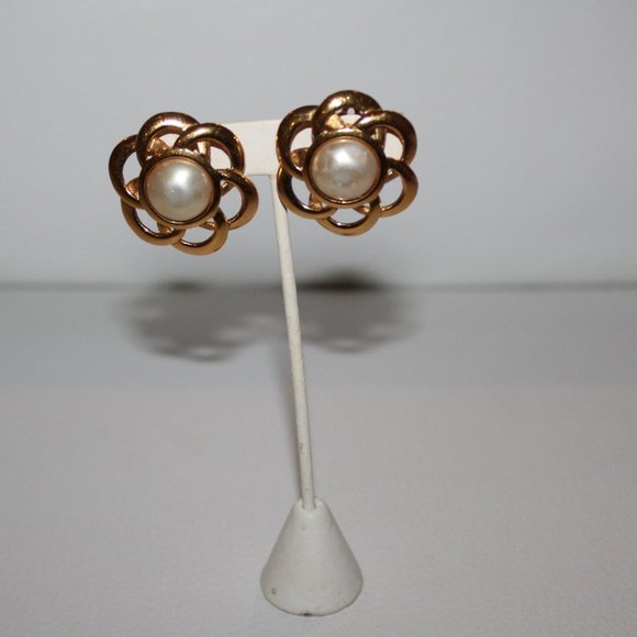 AUTHENTIC VINTAGE CHANEL GOLD TONE AND PEARL CLIP EARRINGS - Picture 2 of 7
